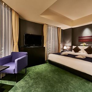 Kamer met een King Size Bed op de Hoek
